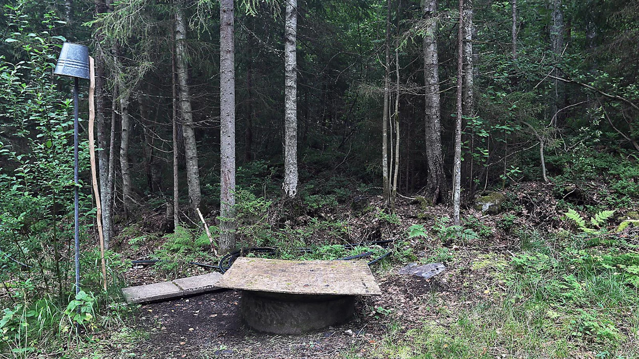 Jutussa esitelty tapaus on tyypillinen vapaa-ajan asunnon kaivo. Siinä on tarkemmin katsoen kaikki asiat vähän pielessä. Kunnostusohjelmassa vieressä oleva kuusi ja veden ottamiseen käytetty sanko saivat lähtöpassit.