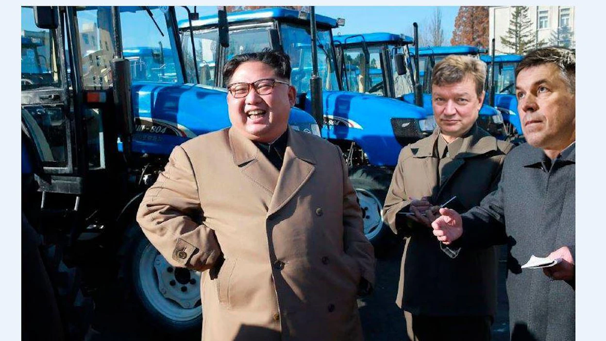 Pohjois-Korean johtaja teki kauppaa traktoreista MTK:n puheenjohtajan Juha Marttilan ja MT:n päätoimittajan Jouni Kemppaisen kanssa Pong Pongin traktoritehtaalla Dong Dongissa.