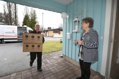 Porin Mikkolan Citymarket toimittaa verkko-ostokset kotiin pahvilaatikoissa. Transporin kuljettaja Tuula Kulta toi Tarja Lehtiselle Pirtin hautauspalvelun tilauksen.