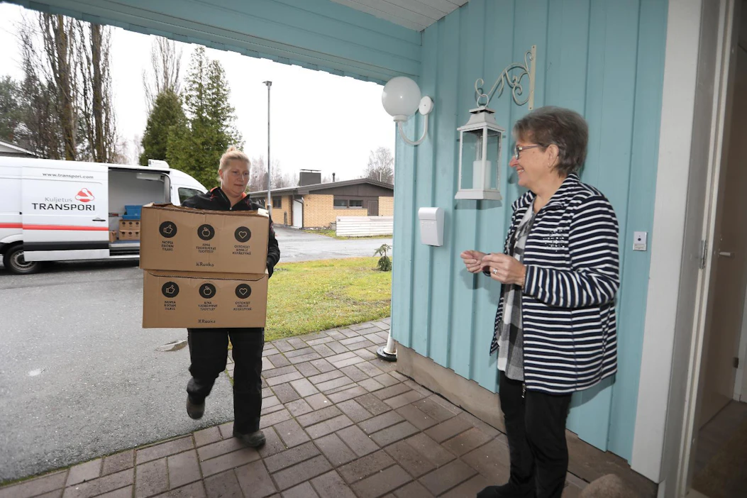 Porin Mikkolan Citymarket toimittaa verkko-ostokset kotiin pahvilaatikoissa. Transporin kuljettaja Tuula Kulta toi Tarja Lehtiselle Pirtin hautauspalvelun tilauksen.