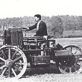 Elimäen Mustilaan vuonna 1908 ostettu englantilainen Saunderson Universal A oli Suomen ensimmäinen traktori. Kolmella pyörällään vetänyttä, 50 hv:n ja painoltaan 4,3 tonnin konetta piti käyttää maantiekuljetuksiin ja muokkaustöihin, mutta se ei soveltunut kumpaankaan. Moottorissa oli jatkuvia ongelmia, avonaiset hammaspyörät kuluivat nopeasti ja varaosat piti tehdä itse. Traktori romutettiin vuonna 1914.