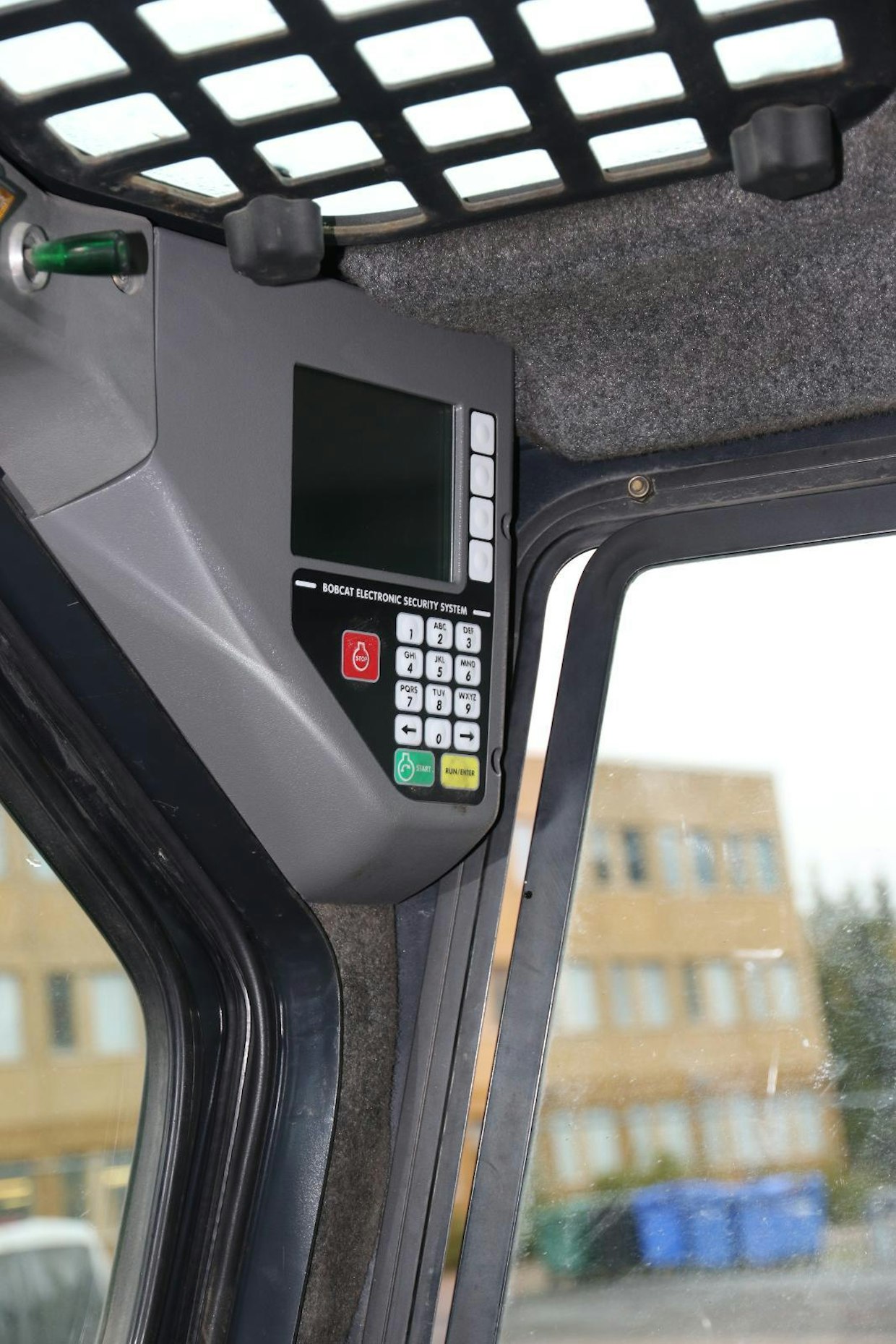 Vuoden 2005 mallia oleva Bobcat A220 ei aluksi saanut yhteyttä tasauslevyyn, mutta asia korjaantui ohjauskonsolin ohjelmistopäivityksellä. Uudemmissa malleissa ongelmaa ei ole.