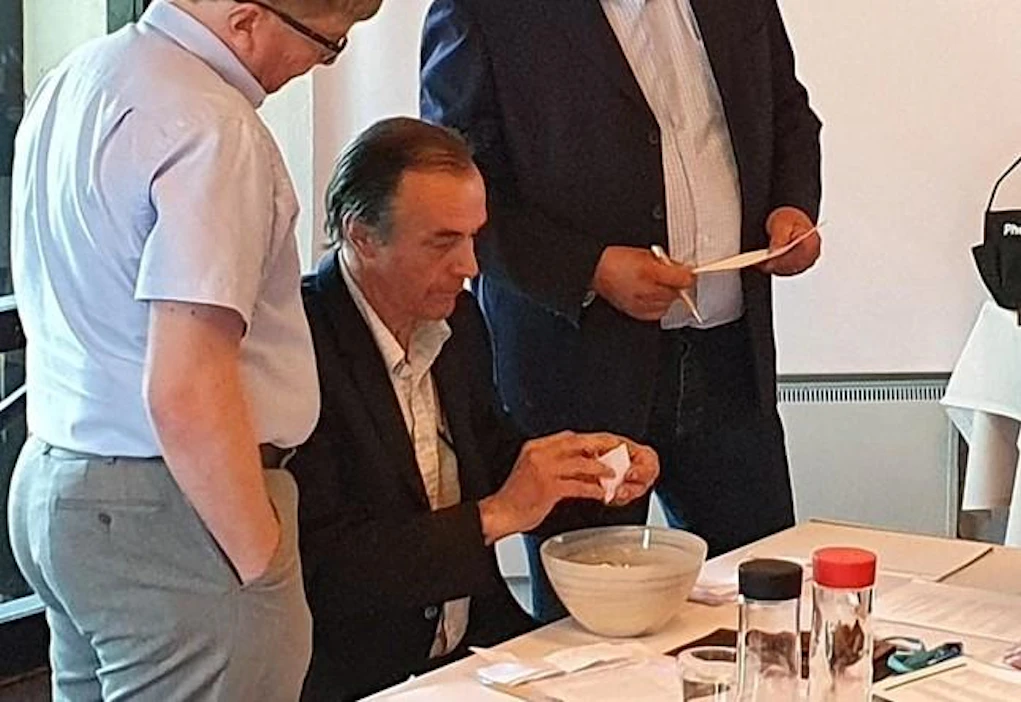 Paavo Koivurova on tottunut toimimaan tiukoissa paikoissa. Lauantaina edessä on yksi hänen ohjastajauransa kovimmista koitoksista, Ruotsin amatöörimestaruusajo.
