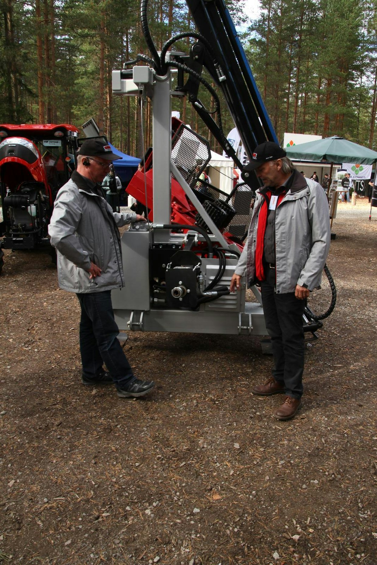 Tommy Karlsson (oik.) esittelee Ilkka Heinilälle suoraan traktorin V.O.A-akselille kiinnitettävää hydrauliikkapumppua.