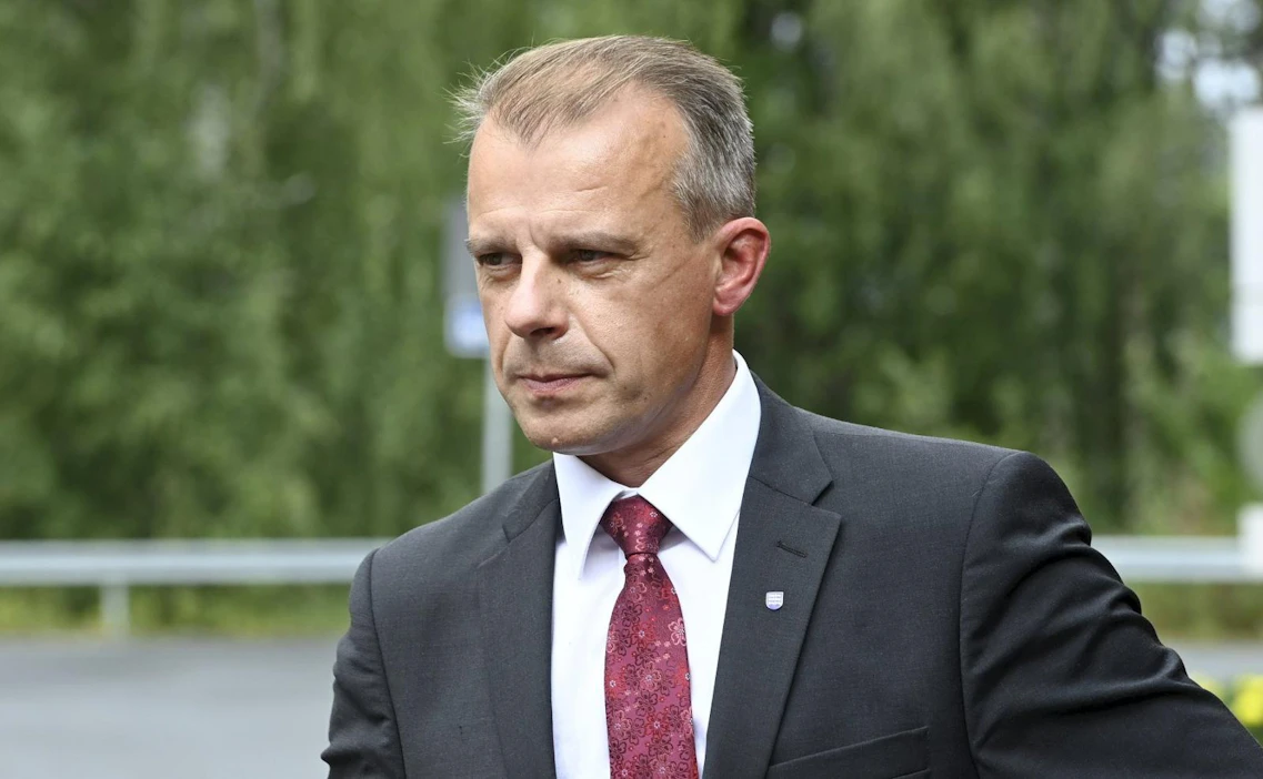 Juha Pylväs piti puheensa eilen puolueen eduskuntaryhmän kesäkokouksessa. LEHTIKUVA / Heikki Saukkomaa