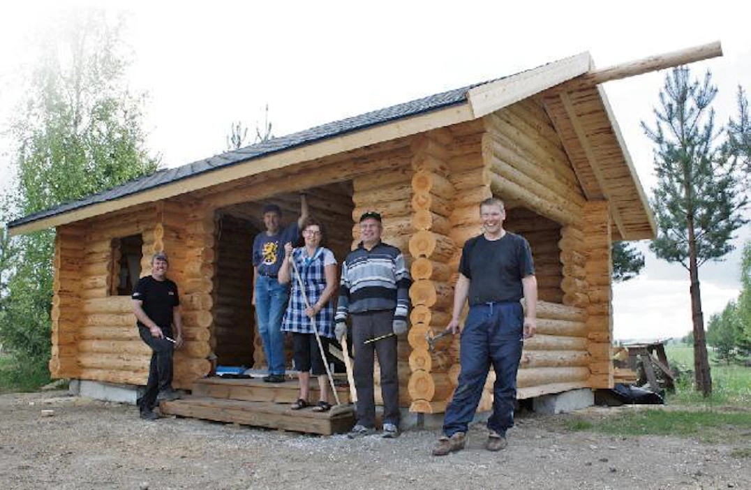 Tähän nousee kioski! Juha Iso-Tuisku, Antti Mäki-Latvala, Kaija Aspila-Renkola, Kosti Ketelä jaVesa Iso-Tuisku laittoivat hihat heilumaan kioskitalkoissa. Kuva: Jouni Hirn