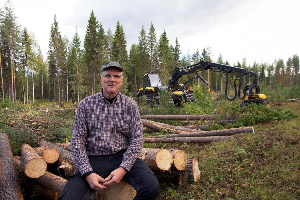 ”Vielä olen saanut olla sisäruokinnassa, puolisolta on riittänyt ymmärrystä”, kuutioi 800 000 euroa uuteen korjuuketjuunsa investoinut metsätalousyrittäjä Keijo Mäkäräinen Ristijärveltä.