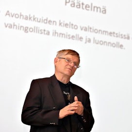 Matti Kärkkäinen esitteli näkemyksiään metsätaloudesta ja avohakkuista metsäillassa Äänekoskella tiistaina.