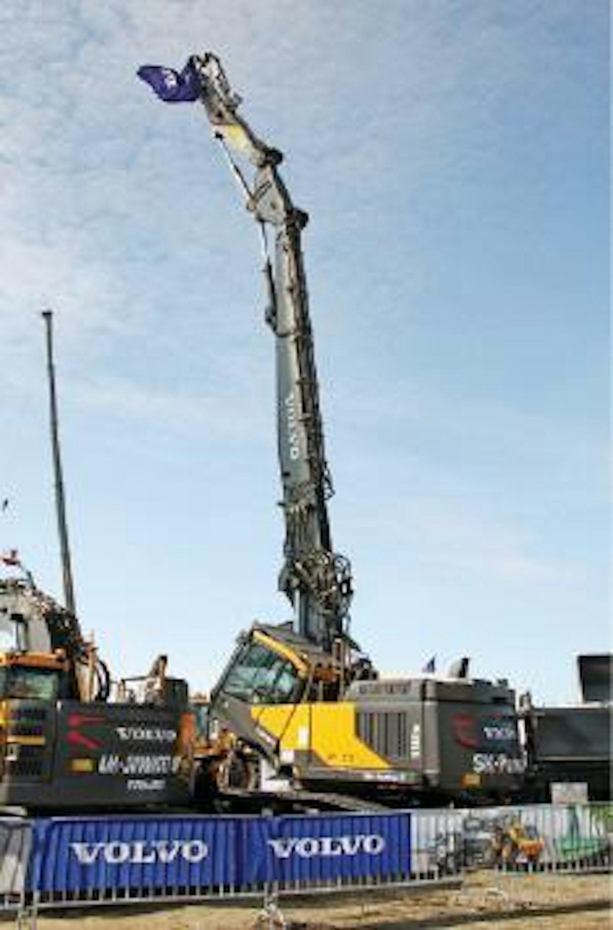 Volvon mallistosta löytyy myös purkukoneita. SK-Purku Oy:n Volvo EC380E High Reach -mallilla ylletään jopa 23 metriä korkealle. Eteenpäin ulottuvuus on 14 metriä. Koneen työpaino on noin 51 tonnia. Purkupuomi voidaan vaihtaa perinteiseen puomiin noin puolessa tunnissa. (AT)