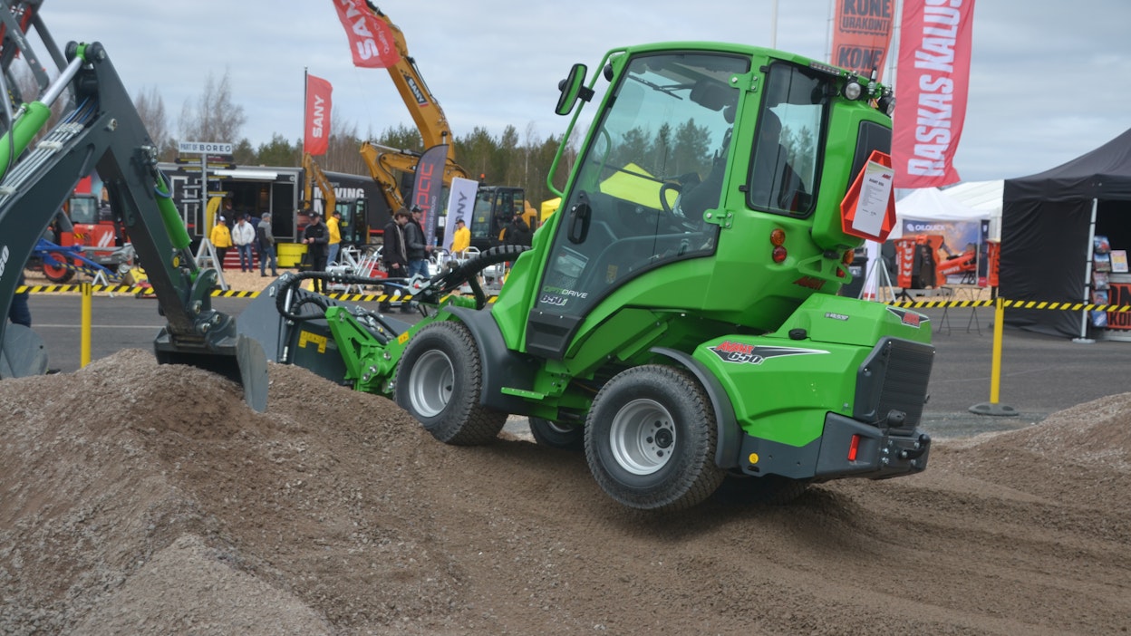 Uusi Avant 650i on nopea - 22 km/h ja hydrauliikka on tuottoisa - 75 litraa/minuutissa. Avant ei luovu kiertymättömästä runkonivelestä, jolloin kuljettajalle ei tule yllätyksenä vaarallisia tilanteita, joissa kone heilahtaa. GT-ohjaamo tarjoaa kuljettajalle suojaa ja ergonomiaa pitkään työpäivään.