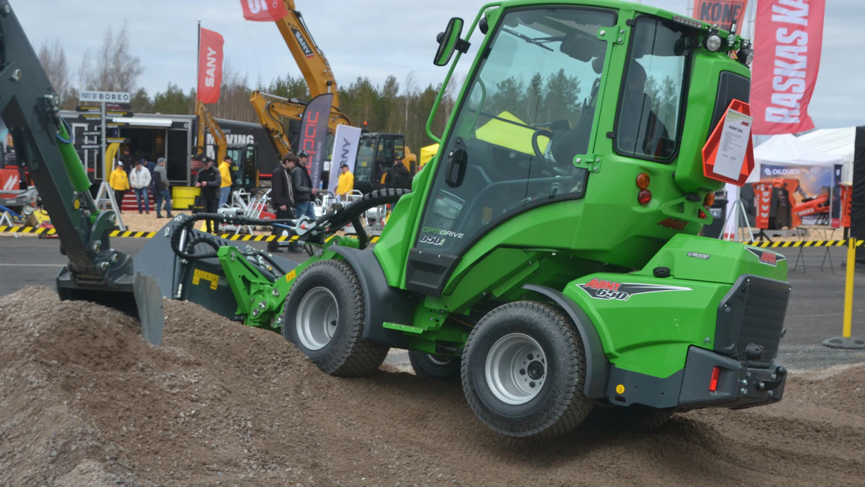 Uusi Avant 650i on nopea - 22 km/h ja hydrauliikka on tuottoisa - 75 litraa/minuutissa. Avant ei luovu kiertymättömästä runkonivelestä, jolloin kuljettajalle ei tule yllätyksenä vaarallisia tilanteita, joissa kone heilahtaa. GT-ohjaamo tarjoaa kuljettajalle suojaa ja ergonomiaa pitkään työpäivään.