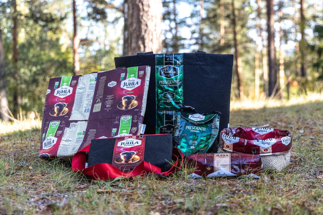 Käytetyistä kahvipakkauksista valmistettuja tuotteita.