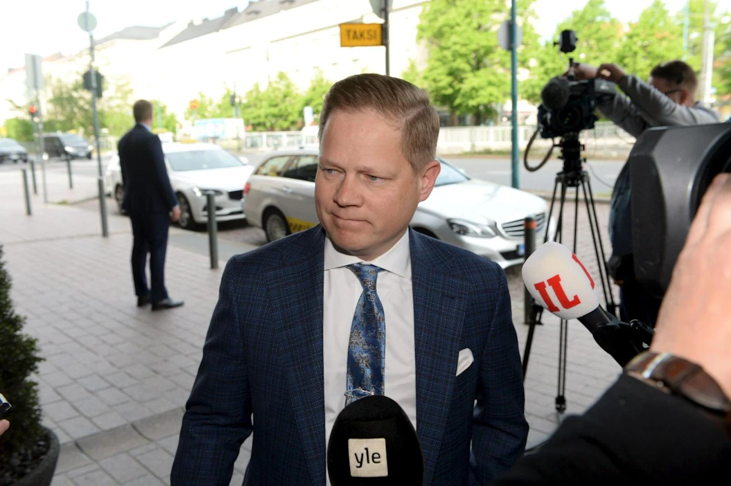 Sosiaali- ja terveysvaliokunnan puheenjohtaja Markus Lohi (kesk.) kertoi STT:lle mietinnön valmistumisen jälkeen, että hoitajamitoitusvelvoitteen voimaantulo tapahtuu porrastetusti. LEHTIKUVA / MIKKO STIG