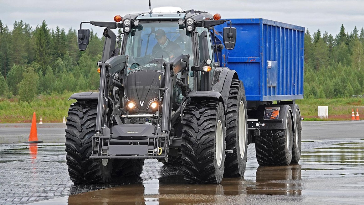 Hybridimallin Nokian Tractor King toiminta liukkaalla kelillä on lähes palarenkaiden tasolla. Pelto-olosuhteissa puhdistuvuus rajaa toki käyttöä. Palarengas puolestaan pitää kuivissa pelto-olosuhteissa jopa paremmin kuin riparengas, kuten totesimme jankkuroinnissa kuvan olosuhteissa. Nurmiajoon ja pariasennukseen palarengas sopii myös hyvin.