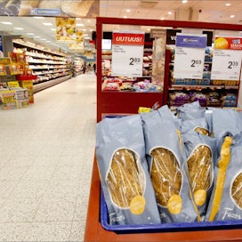 Espoolaisessa K-supermarket Seilorissa sisään astutaan leipäosaston vierestä. Tuoreen leivän tuoksu houkuttelee ostoksille. Markku Vuorikari
