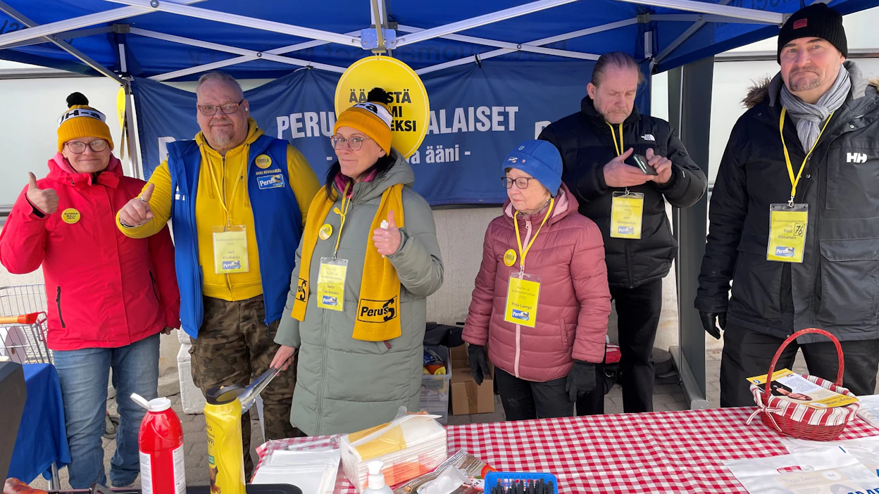 Perussuomalaisten kampanjateltan grilli oli kuumana Turun Hirvensalossa 14. maaliskuuta. Vasemmalta kunta- ja aluevaaliehdokkaina olevat Miia Jokinen, Jari Kiviharju, Satu Taivassalo, Pirjo Lampi, Jon Warpenius ja Pasi Rissanen.