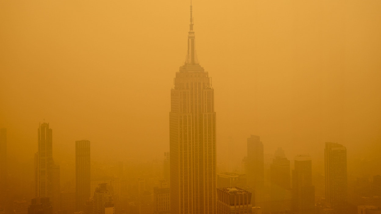 New Yorkin ikoninen Empire State Building ja kaupungin muut pilvenpiirtäjät ovat paksun saastepilven peittämänä. 