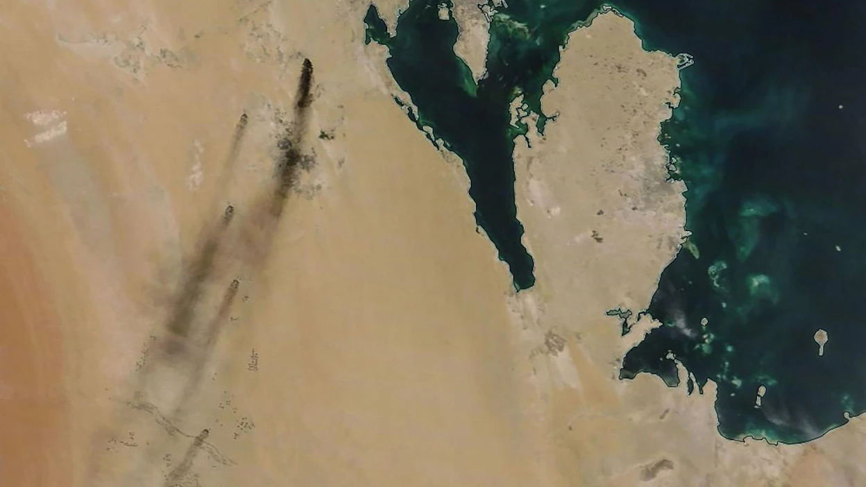 Satelliittikuva näyttää drone-iskuja seuranneet tulipalot öljyntotantolaitoksilla Saudi-Arabiassa. LEHTIKUVA/AFP