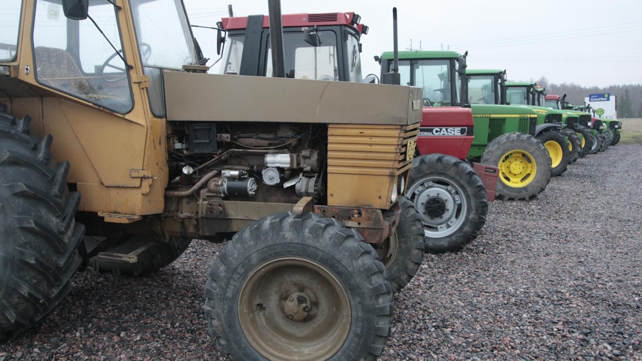 Piispa Kaarlo Kalliala siunaa traktorimarssin.