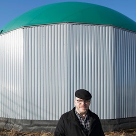 Jarmo Ahola arvioi Jahotecin biokaasulaitoksen hygienisointiratkaisujen Limingassa olevan huippuluokkaa.