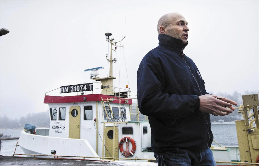 Livian kalakoulun lehtori Antti Forsman toivoo, että nuoret kiinnostuisivat kalataloudesta. Työllisyysnäkymät ovat hyvät, kun kalastajakunta ikääntyy ja uusia työpaikkoja tulee myös vesiviljelyyn. Kari Salonen