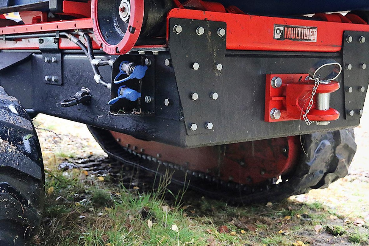 Kuormatilan takaosassa on vetokita ja hydraulilitännät, joita voi hyödyntää esim. ulkopuolisten lisälaitteiden pyörittämiseen tai hydraulisen takalaidan avaamiseen.