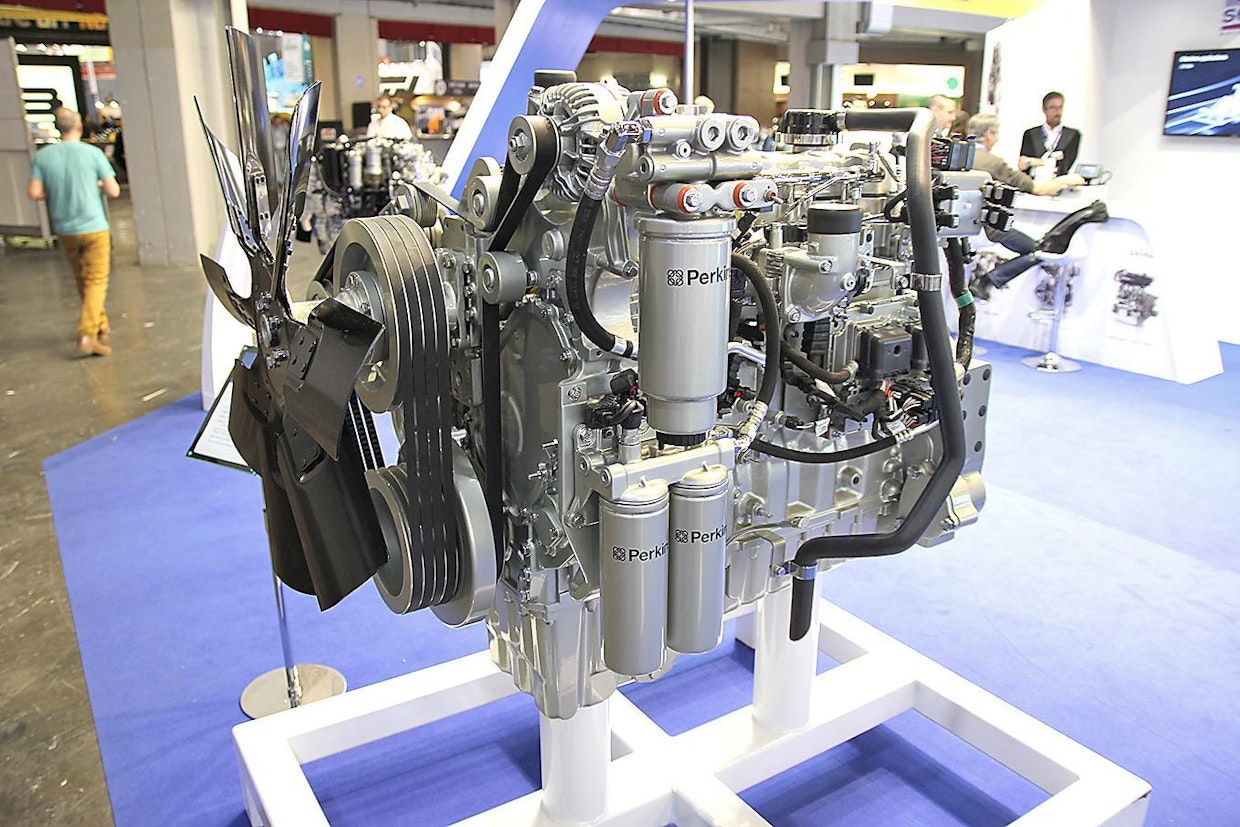 Perkinsin uusi moottorisarja päästötasolle 5 käsittää 13 eri moottorivaihtoehtoa. Investointi uuteen sarjaan on ollut Perkinsin historian merkittävin tuotekehitysprojekti. Kuvan 6-sylinterinen suoraruiskutuksella varustettu 9,3-litrainen turbo antaa 340 kW tehoa ja 2 088 Nm vääntömomentin. 4-litraisessa versiossa on elektroninen hukkaportinohjain. Valmistusohjelmassa on myös China 4 -tason moottori – siinä typenoksidit määritellään 3B rajoissa, mutta partikkelit tason 5 mukaan. (TR)