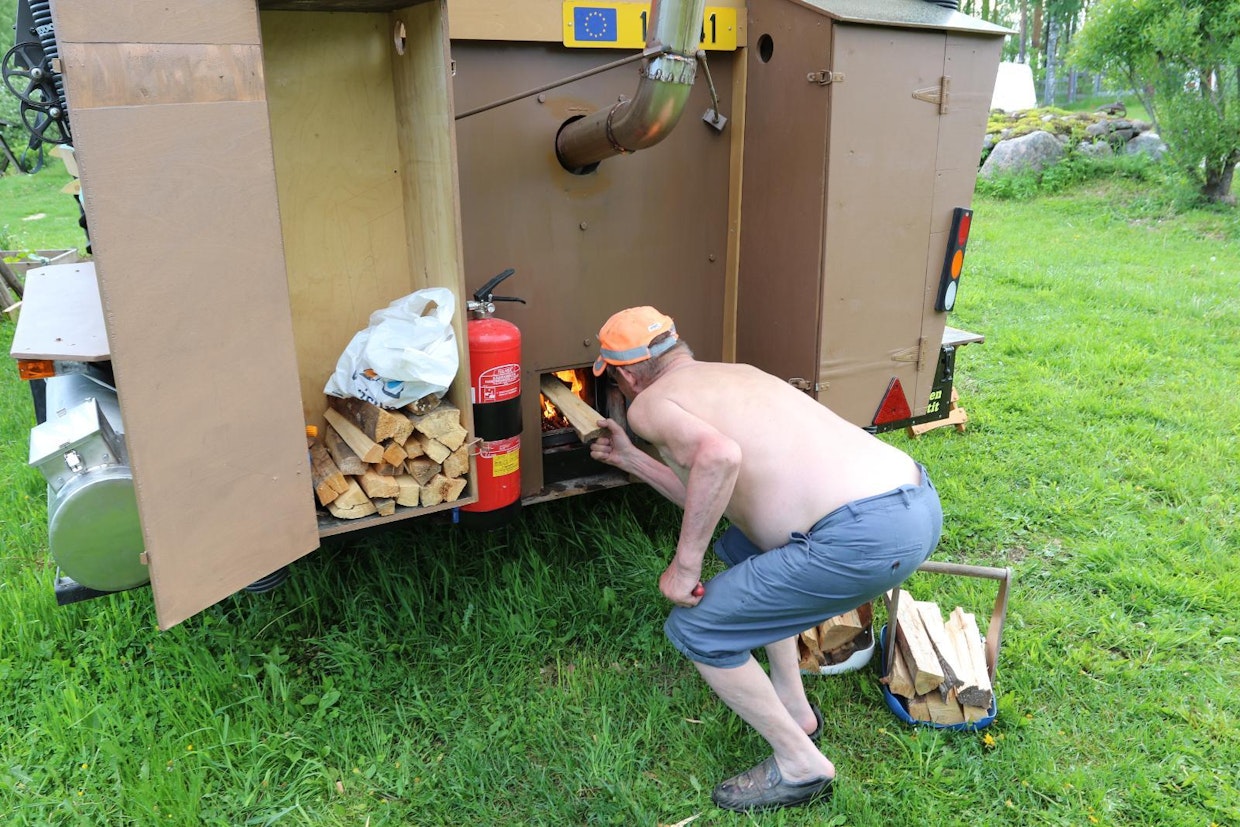 Sauna lämmitetään ulkoa. Puut kulkevat näppärästi mukana käden ulottuvilla. Kiukaan tuplaluukku mahdollistaa paloilman ottamisen joko ulkoa tai saunan sisältä.
