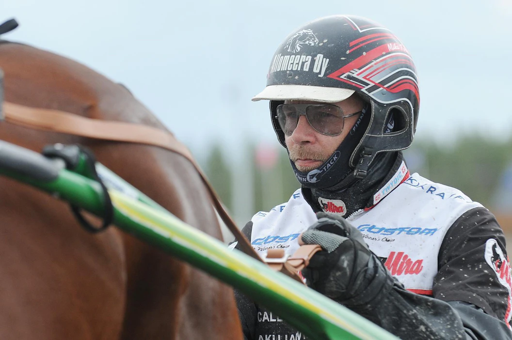 Mika Forssilla on meneillään vauhdikas loppuviikko. Lauantaina hän osallistuu Åbyssa ajettavaan V75 Champion -kisaan.