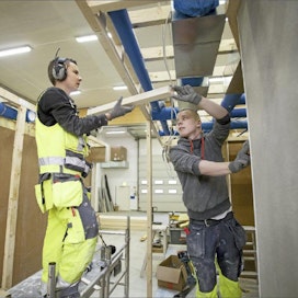 Tuomas Hiltusen (vas.) ja Anssi Tanskasen ei tarvitse toppautua työvuoroa varten, sillä talo valmistuu 80-prosenttisesti tehdashallissa. Jaakko Kilpiäinen