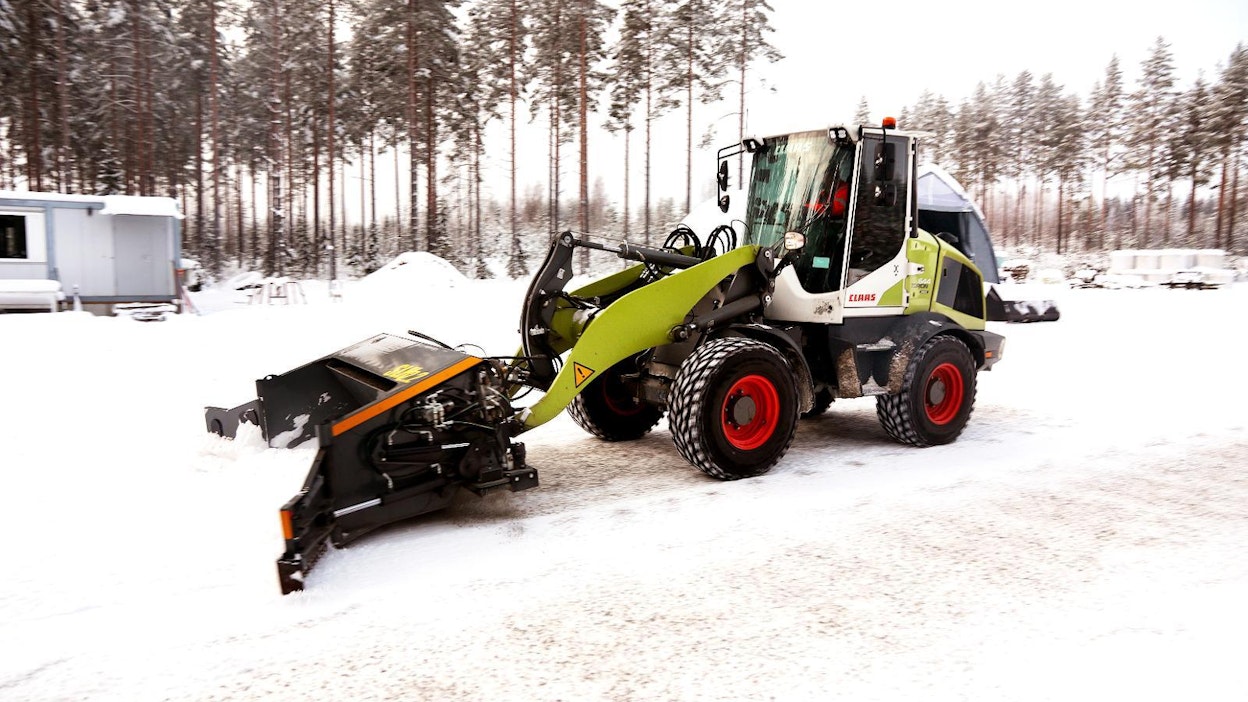 Peruskoneena Järvisellä toimii Claas 644 Torion Sinus. Auraus ja hiekoitus onnistuvat monitoimikauhalla kerta-ajolla.