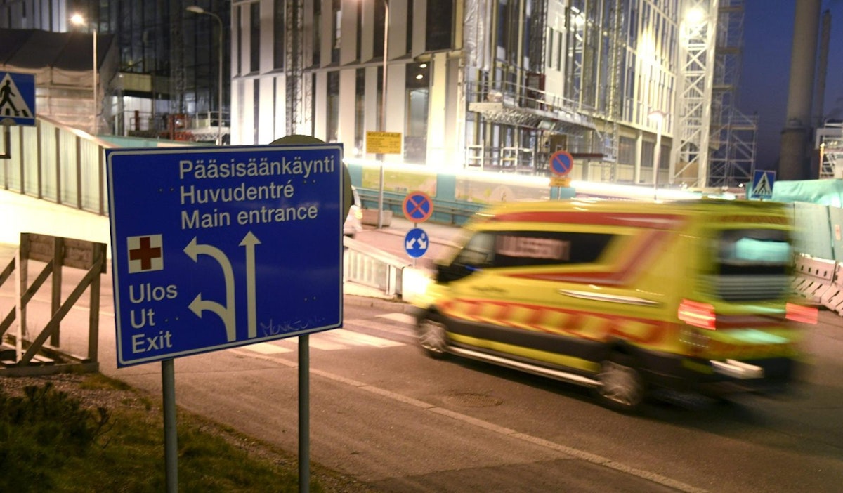 Ambulanssi Husin Meilahden sairaala-alueella Helsingissä. LEHTIKUVA / HEIKKI SAUKKOMAA