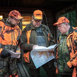 Aamun avaus. Jahtipäällikkö Tapio Tamminen (kesk) pitää palaverin apupäälliköidensä Leo Salmisen (vas.) ja Veijo Saukkolan kanssa ennen päivän hirvijahtia.