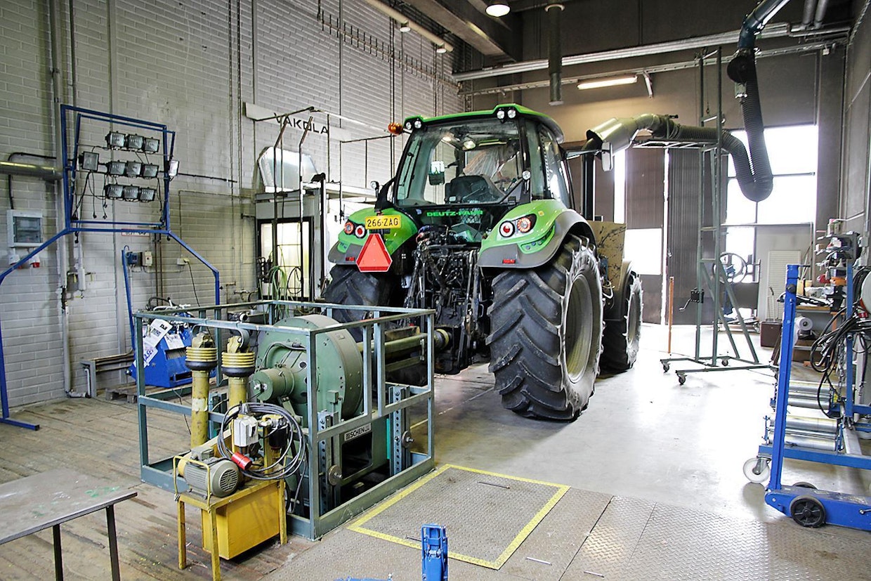 Koneviestin traktoritestien ja -vertailuiden yhteydessä tehtävät tekniset mittaukset alkoivat laajassa mittakaavassa 1990-luvun puolivälissä. Tässä mitataan KV2/2015 numerossa julkaistuun traktorivertailuun osallistuneen Deutz-Fahr 6180P -traktorin voimanottotehoa.