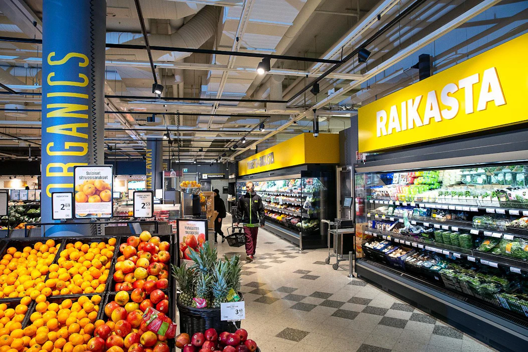 Valtaosa ostoksista tehdään yhä myymälöissä. Verkosta ostetaan vasta 0,6 prosenttia päivittäistavaroiden arvosta.