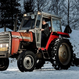 Topias Huhtalan kolmen kilometrin koulumatka taittuu mukavasti traktorilla. Hän harkitsee oman maatilan ostoa aikuisena.