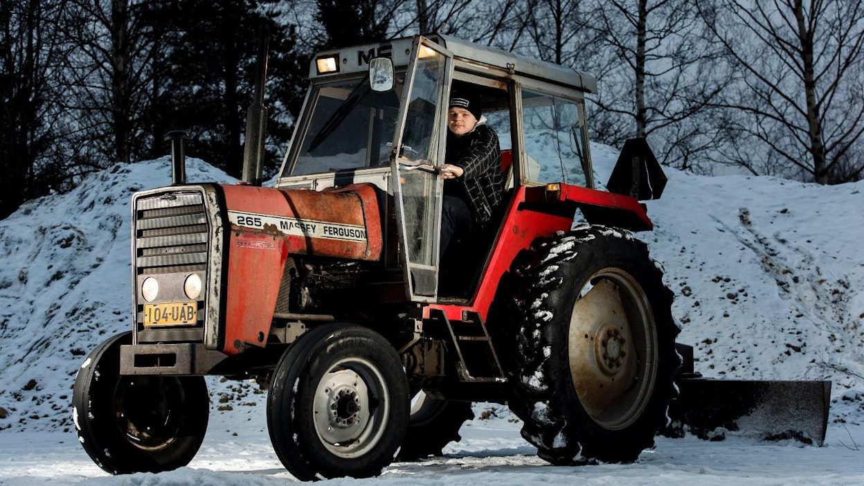 Topias Huhtalan kolmen kilometrin koulumatka taittuu mukavasti traktorilla. Hän harkitsee oman maatilan ostoa aikuisena.