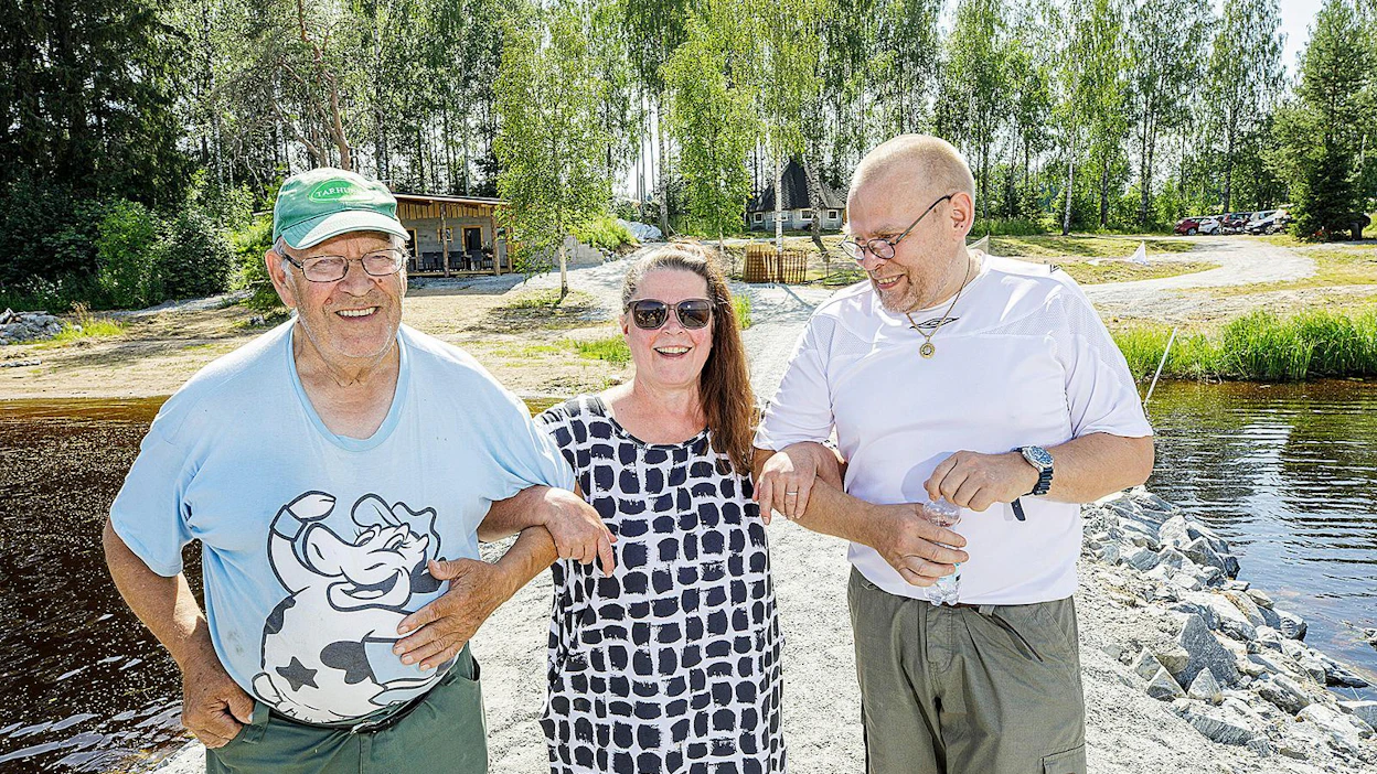 Kylän yhteinen tapaamispaikka rakentui Nakurannalle. Kyseessä on tilan nimi, joten vaatteet saa kuulemma pitää päällä. Vasemmalla historia-asiantuntija Matti Koistinen, keskellä Mirja Wihuri ja oikealla Olli Närevaara