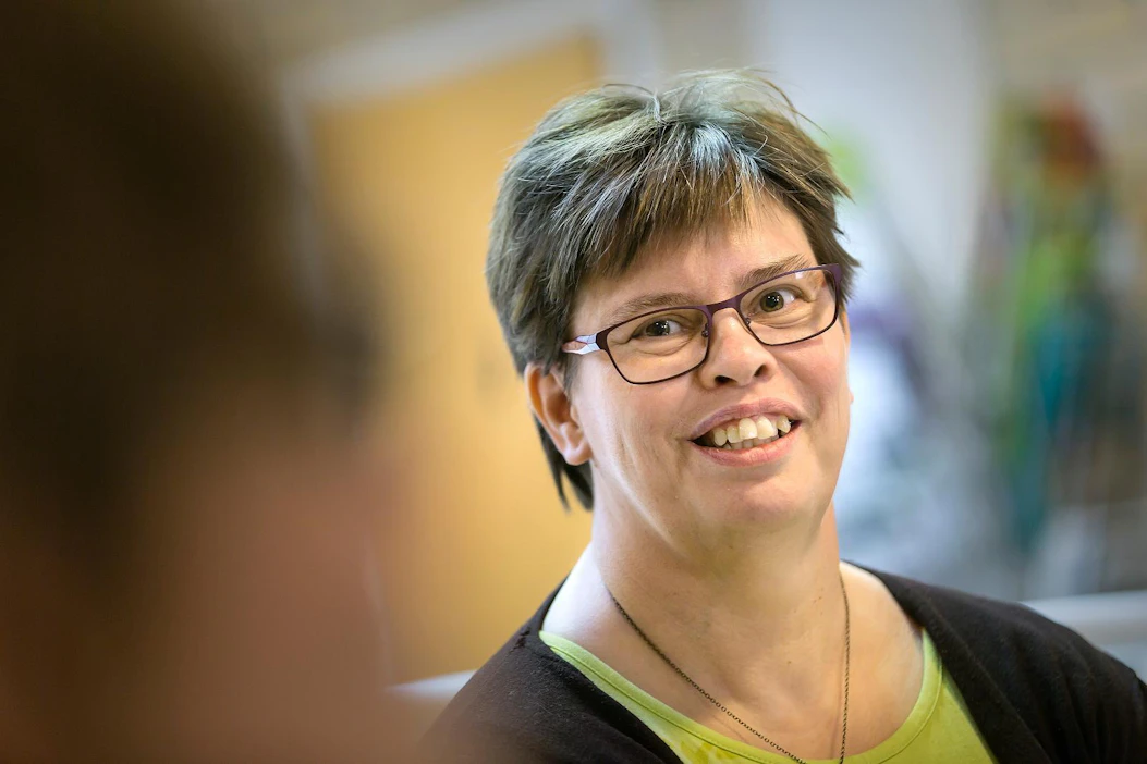 Marja Lamminen tuntee maatalouden pulmat, sillä hän on itsekin maatilan emäntä. Kun työnteko ei enää onnistunut navetassa astman vuoksi, hän opiskeli sosionomi-diakoniksi.
