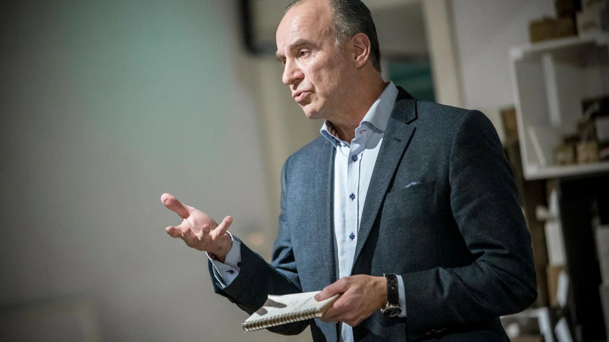 ”Suomi ei saa hyväksyä yltiötiukkaa ja epämääräistä kosteikkojen määritelmää. Se johtaisi ampumarataongelmien lisäksi käytännön metsästyksen kannalta mahdottomiin tilanteisiin myös turveperäisillä metsämailla", kokoomuksen kansanedustaja Markku Eestilä sanoo.
