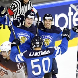 Se on siinä! Juhamatti Aaltonen, Joonas Kemppainen ja Antti Pihlström iloitsevat maalista USA-ottelussa MM-kisoissa 2017.