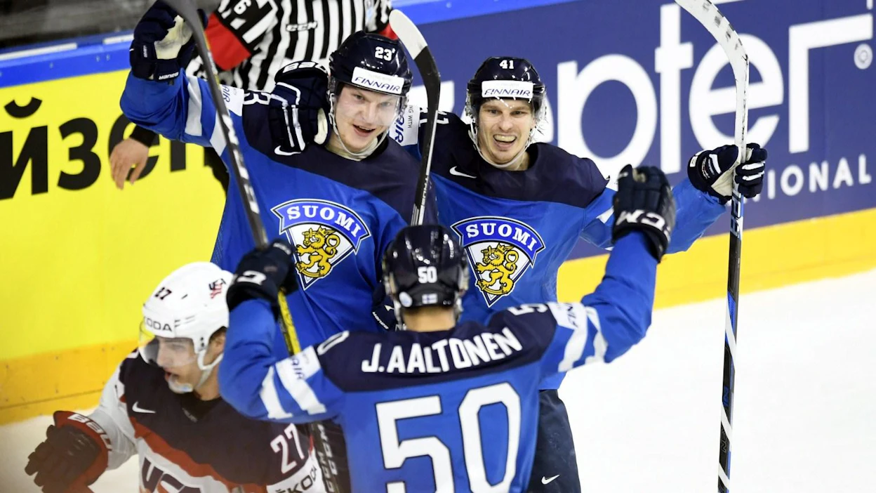 Se on siinä! Juhamatti Aaltonen, Joonas Kemppainen ja Antti Pihlström iloitsevat maalista USA-ottelussa MM-kisoissa 2017.