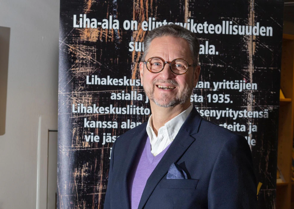 Lihakeskusliiton puheenjohtaja Peter Westerholm vakuuttaa, että punaista lihaa uskaltaa syödä huoletta. Hän itse pitää makkarasta, välikyljyksestä ja tillilihasta.