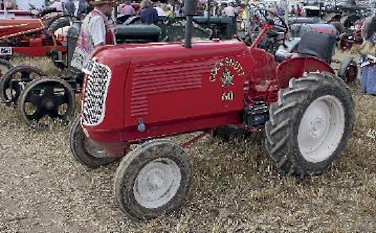 Kanadalaiset Cockshutt-traktorit olivat toisen maailmansodan päättymiseen saakka vain punaisiksi maalattuja Oliver-malleja. Jatkossa yhtymä alkoi tuottaa omaa tekniikkaa, mutta juurille palattiin 1960-luvun alussa, jolloin merkki siirtyi amerikkalaisen Whiten haltuun. Oliver ja Minneapolis-Moline kuuluivat samaan yhteenliittymään. Kuvan Cockshutt 60 vuodelta 1947 perustuu vielä Oliver-tekniikkaan.