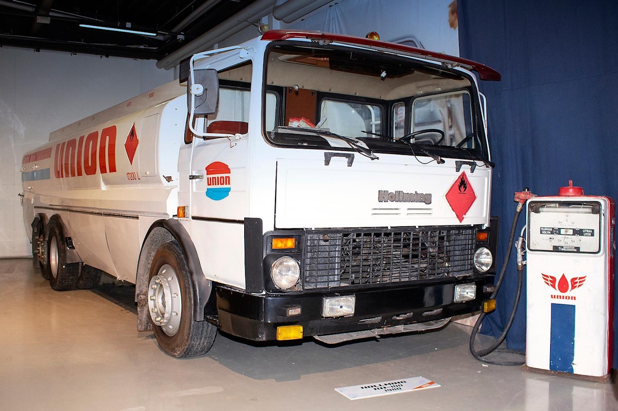 Suomalainen kunnianhimoinen hanke oli 1970-luvun lopulla suunniteltu Hollming-säiliöauto. Siinä ajatuksena oli mahdollisimman suuren hyötykuorman saavuttaminen ja siksi autossa oli itsekantava korirakenne. Kuva Mediakettu.