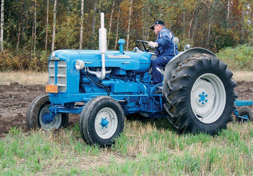 Ensimmäisissä Supereissa oli vielä alipainesäätäjällä varustettu ruiskutuspumppu, joka reagoi kuormitukseen laiskahkosti. Tämä keskipakosäätäjällä varustettu versio on kokonaan toista maata. Superilla liikkuu 2 x 16 -tuumainen aura kivuttomasti, sopivissa olosuhteissa kolmaskaan siipi ei ole liikaa. Automaattinen syvyydensäätö toimii hyvin, eikä tukipyörää tarvita.