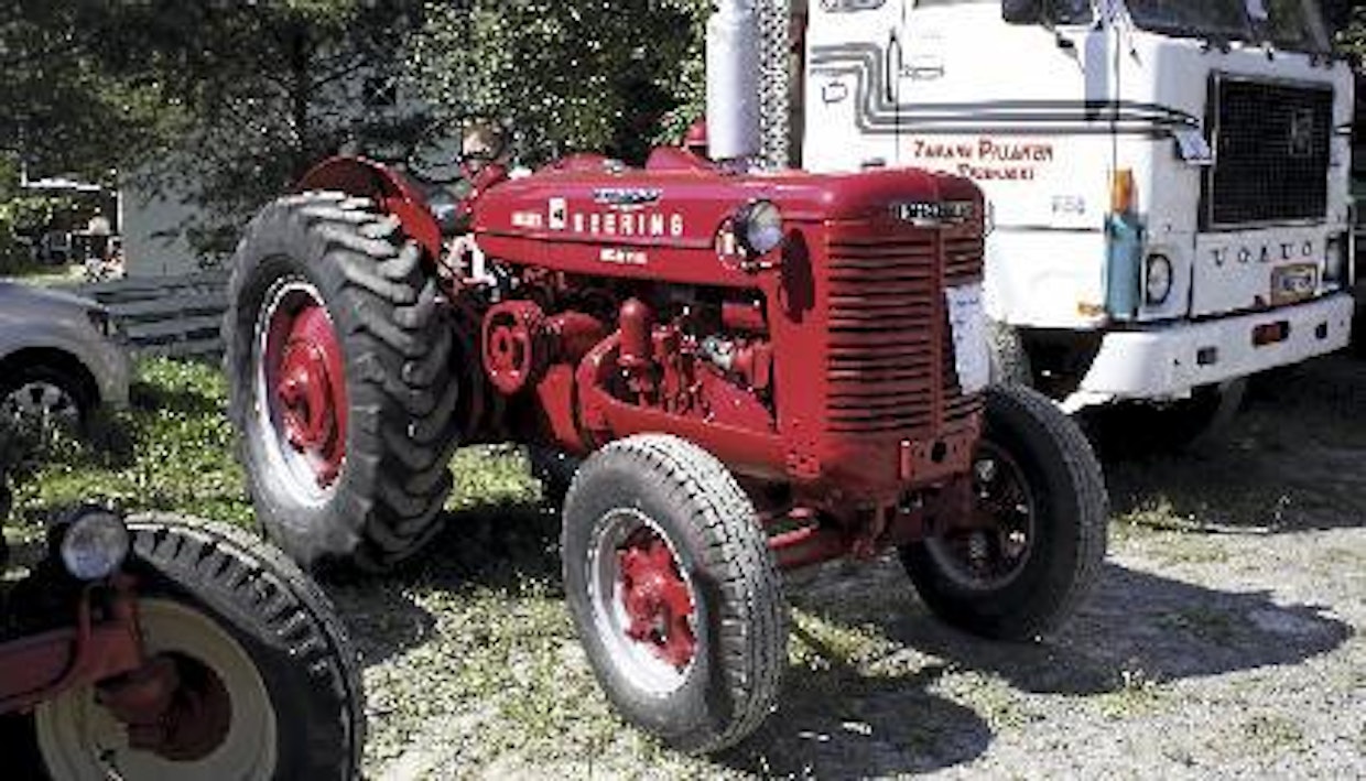 International Deering ID-9:ssä on 5,5-litrainen, 4-sylinterinen etukammiodiesel, joka pannaan tulille bensalla, minkä vuoksi traktorissa on magneetto ja kaasutin. Aikansa jättitraktorin teho on 46 hv ja paino noin 3 tonnia. Tämä teollisuusmalli on pitkän uransa aikana palvellut mm. viinatehdasta. Moottori on kiinni vain neljällä pultilla, tarkoituksena kun on ollut, että samaa moottoria voitaisiin käyttää useammassa koneessa, kuten puimurissa tai salaojakoneessa. Näin jokaisen koneen mukana ei tarvinnut ostaa arvokasta moottoria. (Isokyrö)