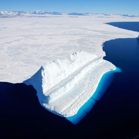 Etelämantereen jäiden sulamisen kiihtyminen nostaa merenpintaa, mikä uhkaa etenkin ranniokkokaupunkeja. Lehtikuva / AFP