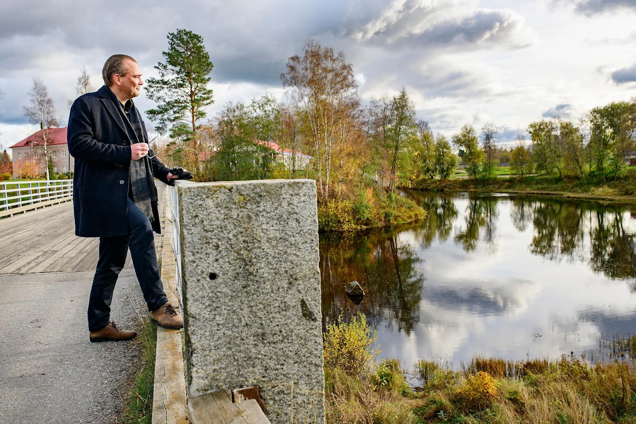 Jussi Niinistö silmäilee uuden kotikaupunkinsa maisemia. Lestijoki virtaa Kannuksen keskustassa.