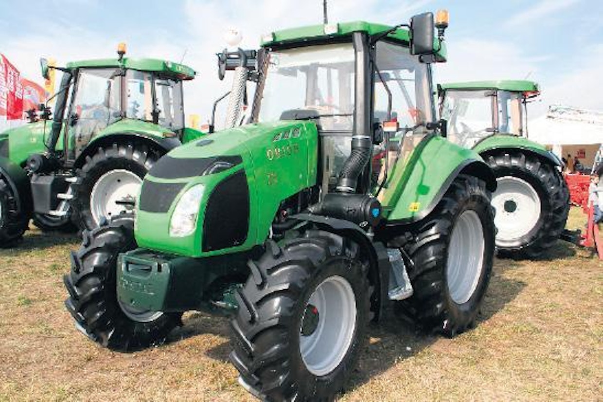 Crystal Traktor Sp. on vuonna 1984 perustettu traktoreiden osakomponenttien tekoon erikoistunut tehdas, joka aloitti oman traktorituotannon 90-luvulla. Suurin malli tällä hetkellä on 191 kW:n Orion 260, kuvan Orion 13 kuuluu malliston pienimpiin. Sähköisesti hallitusta vaihteistosta on saatavilla valinnaisesti 8 eri versiota ja hydrauliikka valittavissa neljästä vaihtoehdosta. Crystal Orion 13:n moottoriteho on 99 kW.